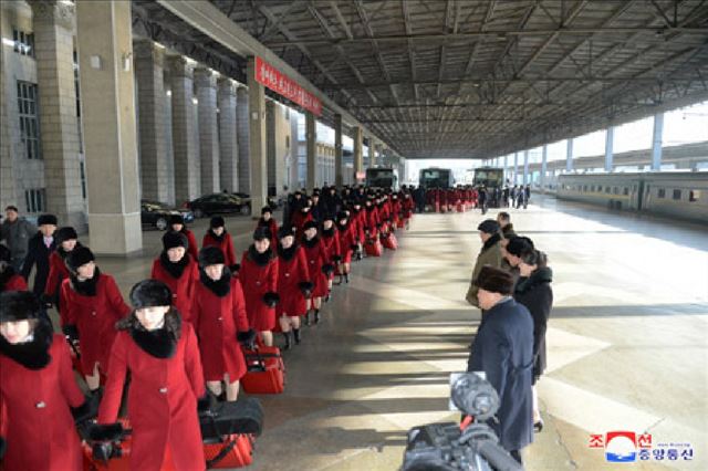 북한 조선중앙통신이 6일 홈페이지에 게재한 북한 예술단의 출발 모습 사진.연합뉴스