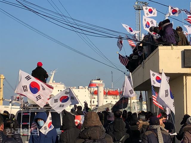 6일 만경봉호 입항을 앞둔 묵호항에서 북한 예술단 방남을 반대하는 보수단체 회원들이 구호를 외치며 태극기를 흔들고 있다. 동해=이상무 기자