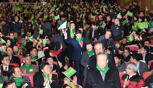 당 대표에 선출된 조배숙의원 등 창당 참가자들이 당원들의 박수를 받으며 입장하고 있다.오대근기자