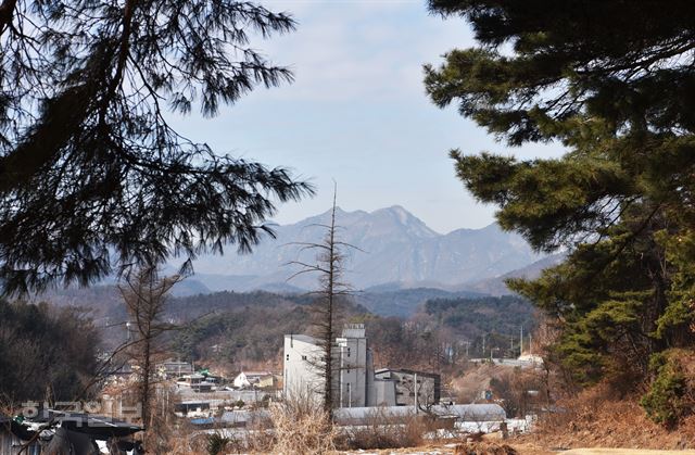 실레이야기길에서 보는 풍경. 마을 건너편으로 삼악산 줄기가 우람하다.