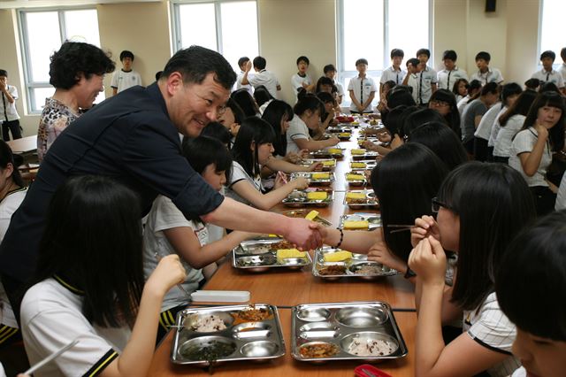 오규석 기장군수가 일선 학교의 급식 실태를 살피고 있다. 기장군은 모든 초ㆍ중ㆍ고교에 급식비를 지원하고 있다. 기장군 제공