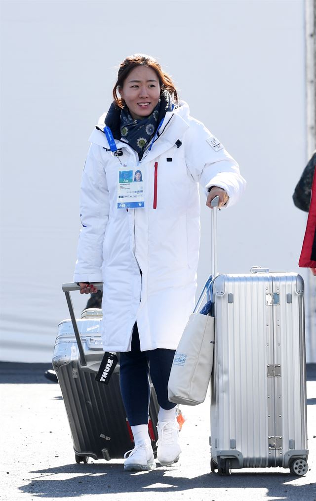 2018 평창동계올림픽 개막을 사흘 앞둔 6일 오후 스피드스케이팅 이상화가 강원 강릉선수촌으로 들어오고 있다. 강릉=김주영기자 will@hankookilbo.com