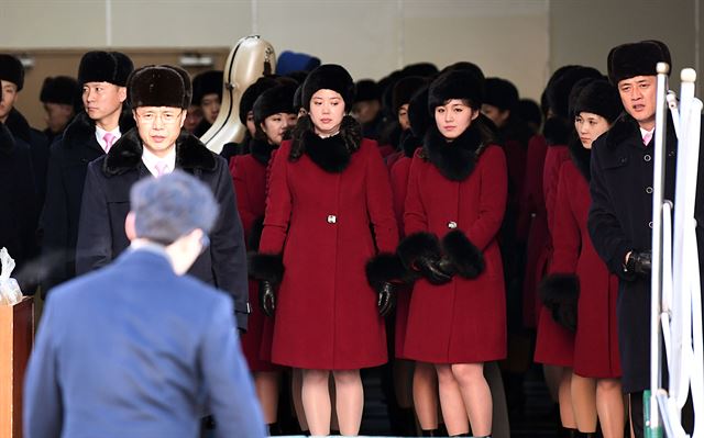 권혁봉 문화성 국장과 현송월 삼지연 관현악단 단장이 이끄는 북측 예술단이 7일 오전 강원 동해시 묵호항에 전날 정박한 만경봉92호에서 하선하려 하고 있다. 연합뉴스