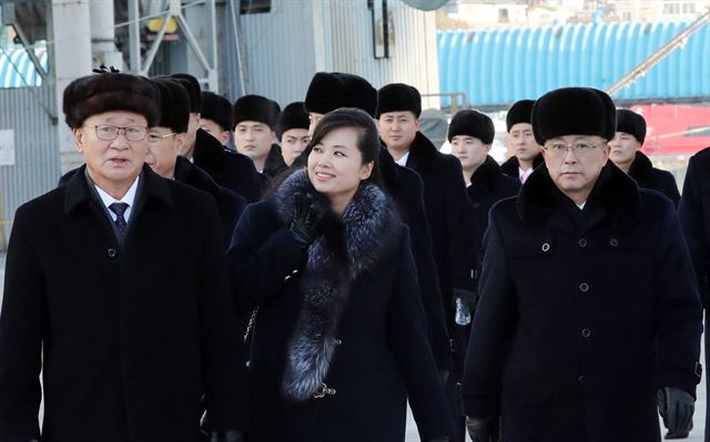 평창동계올림픽에 참가할 북한 예술단 본진이 7일 강원 동해시 묵호항에 만경봉 92호에서 내렸다. 북측 권혁봉 문화성 국장(왼쪽)과 현송월 삼지연 관현악단 단장(가운데)이 버스로 걸어가고 있다. 동해=사진공동취재단