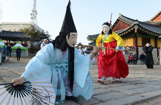 강릉시는 평창올림픽 기간 중 관노가면극 등 다채로운 전통문화 공연을 국내외 관광객에게 선보인다. 강릉시 제공