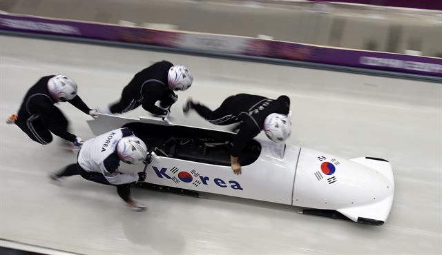 2014 소치올림픽 당시 한국 남자 봅슬레이 4인승 대표팀 선수들이 러시아 소치 산키 슬라이딩센터에서 공식 훈련을 하고 있다. 크라스나야 폴리야나(러시아)=AP 연합뉴스