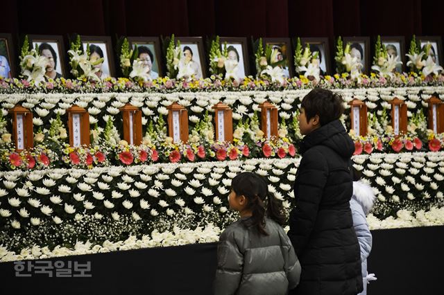 지난달 28일 오전 경남 밀양시 문화체육회관에 마련된 밀양 세종병원 화재 참사 희생자 합동분향소에서 희생자들을 조문하기 위한 시민들의 발걸음이 이어지고 있다. 밀양=류효진기자