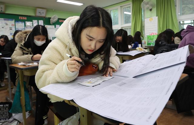 지난해 11월 24일 오전 경북 포항시 북구 포항중앙여고에서 수험생들이 2018학년도 대학수학능력시험 정답지를 보며 가채점을 하고 있다. 포항=연합뉴스