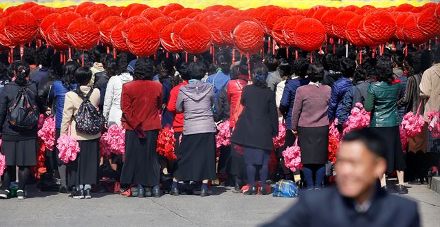 2017년 4월 12일 태양절 축하 행사에 동원된 주민들이 평양 김일성광장에서 카드섹션 연습을하고 있다. 로이터 연합뉴스