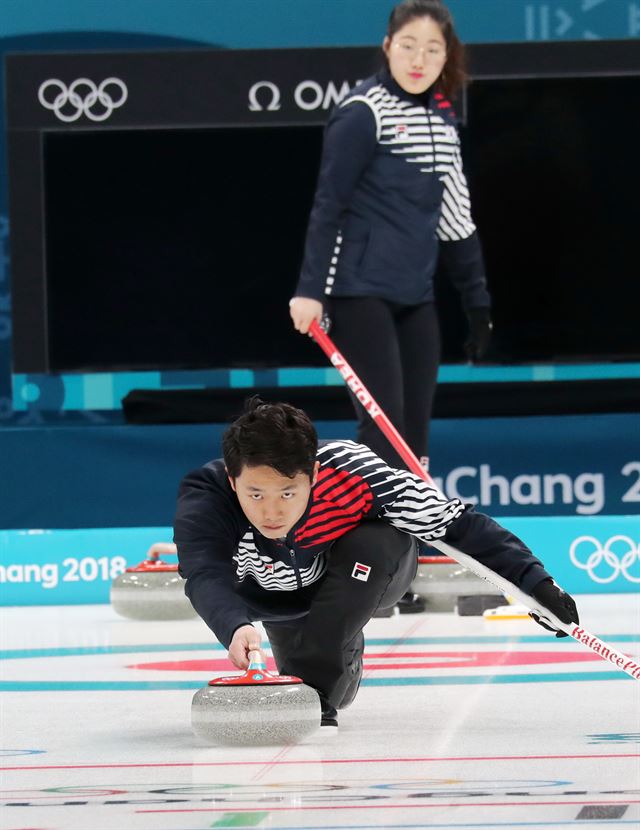 한국 믹스더블 컬링 대표팀 이기정(앞)이 7일 강릉 컬링센터에서 열린 훈련에서 신중하게 스톤을 투구하고 있다. 강릉=연합뉴스