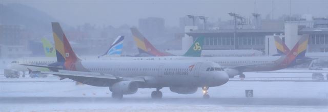 지난 6일 제주국제공항에 강한 바람과 함께 폭설이 내려 활주로가 한때 폐쇄돼 항공편이 결항하고 회항하는 등 운항에 차질이 빚어졌다. 연합뉴스.