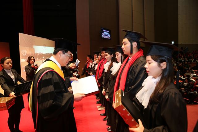 경운대에서 7일 제18회 학위수여식이 열린 가운데 한성욱 총장이 성적 최우수 학생들과 악수하고 있다. 경운대 제공