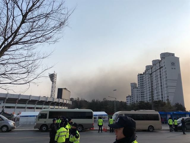 8일 오전 강릉 한 아파트 공사 현장 화재로 인한 연기가 북한 예술단 공연이 열리는 강릉아트센터 인근까지 날라왔다. 이상무 기자