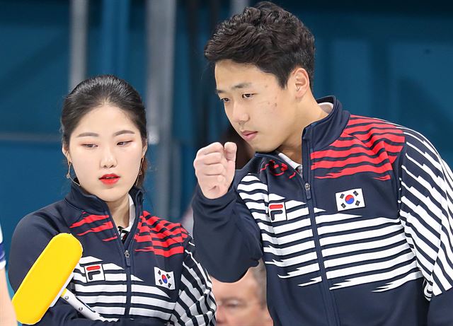 2018 평창올림픽 개막을 하루 앞둔 8일 오전 강릉컬링센터에서 열린 컬링 믹스더블(혼성 2인조) 예선 1차전 한국 대 핀란드 경기에서 장혜지와 이기정이 대화를 하고 있다. 연합뉴스