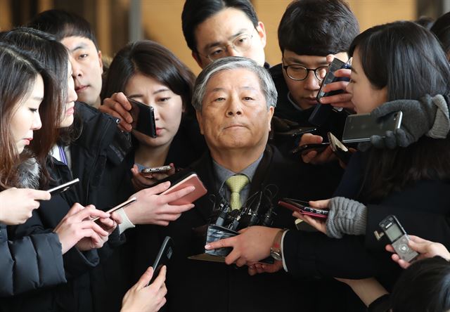 김성호 전 국가정보원장이 8일 오전 서울중앙지검에 피의자 신분으로 출석하고 있다. 연합뉴스