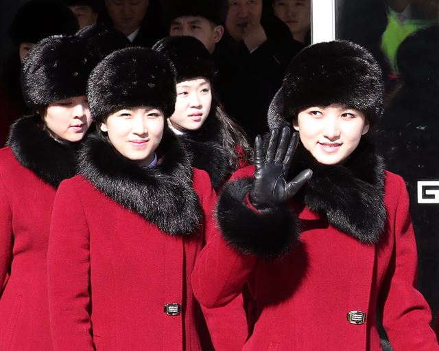 북한 삼지연관현악단을 비롯한 예술단이 리허설을 마치고 7일 오전 강원 강릉시 교동 강릉아트센터를 나서고 있다. 뉴스1