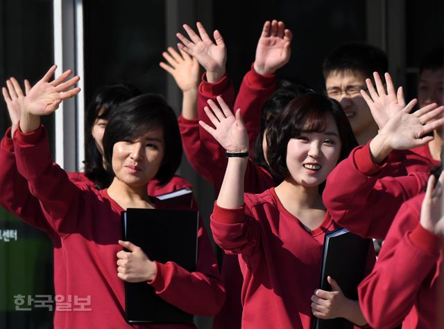 현송월 삼지연관현악단장이 이끄는 북측 예술단이 강릉 공연을 앞둔 8일 오후 리허설을 마치고 강릉아트센터를 나서고 있다. 서재훈기자