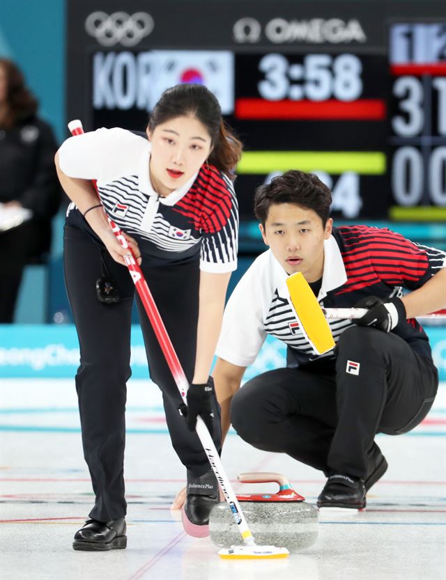 8일 강릉 컬링센터에서 열린 한국-핀란드의 믹스더블 컬링 예선 1차전. 한국 이기정(오른쪽)이 던진 스톤을 장혜지가 스위핑하고 있다. 강릉=연합뉴스