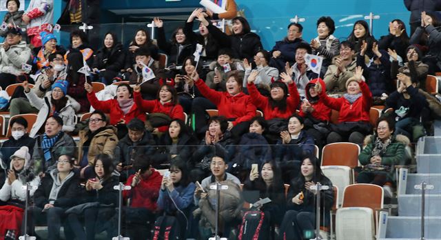 한국 관중들이 장혜지-이기정을 열심히 응원하고 있다. 강릉=연합뉴스