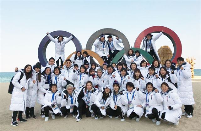 남북 여자 아이스하키 단일팀이 휴식일인 8일 강원도 강릉 경포 해변을 찾아 오륜마크 조형물에서 기념촬영을 하고 있다. 연합뉴스