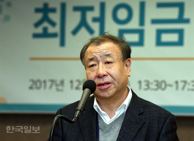 어수봉 최저임금위원회 위원장. 한국일보 자료사진.