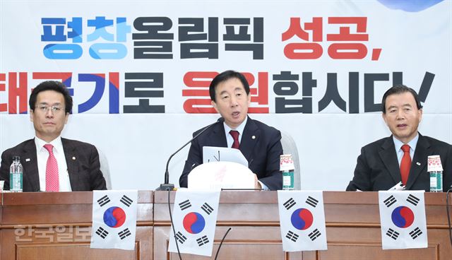 김성태 자유한국당 원내대표가 8일 오전 서울 여의도 국회에서 열린 원내대책회의에서 모두발언을 하고 있다. 오대근 기자 inliner@hankookilbo.com