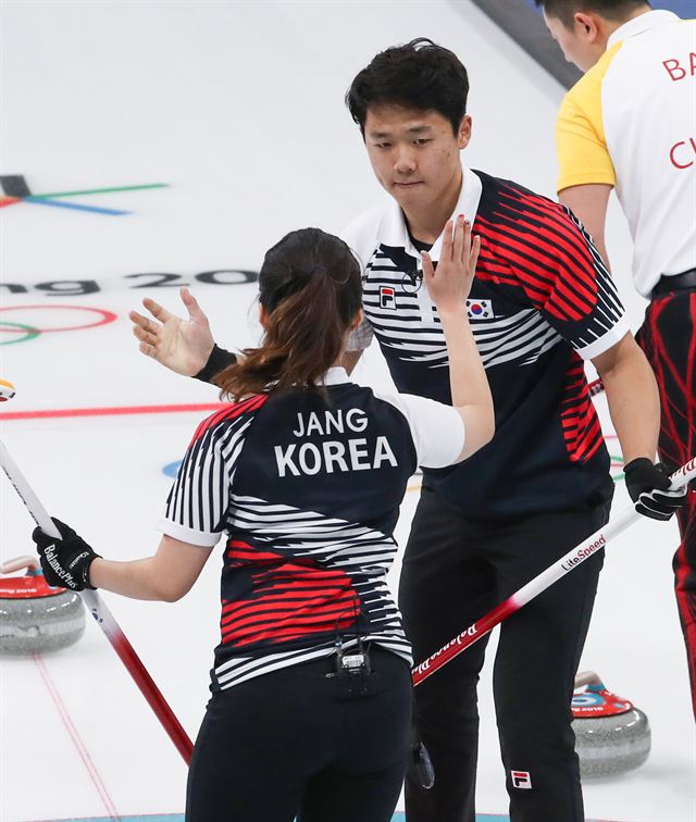 한국 믹스더블 컬링 이기정(오른쪽)과 장혜지가 8일 강릉 컬링센터에서 열린 평창 동계올림픽 중국과 2차전에서 7엔드 때 동점을 만든 뒤 환호하고 있다. 강릉=연합뉴스