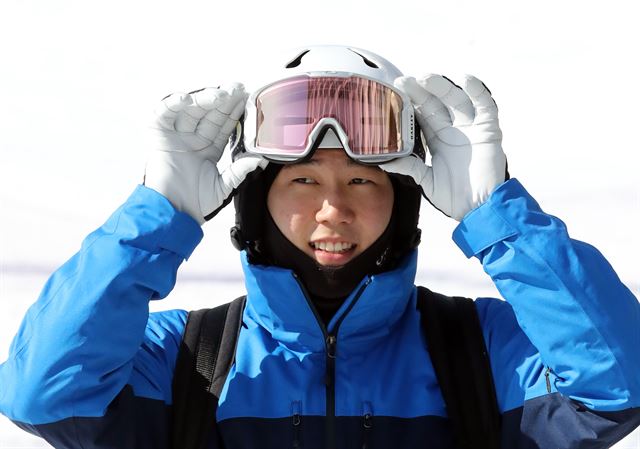 한국 모굴의 간판 최재우가 지난 2일 강원도 횡성군 웰리힐리파크에서 열린 모굴스키 미디어데이 행사에서 훈련을 마치고 고글을 올리고 있다. 횡성=연합뉴스