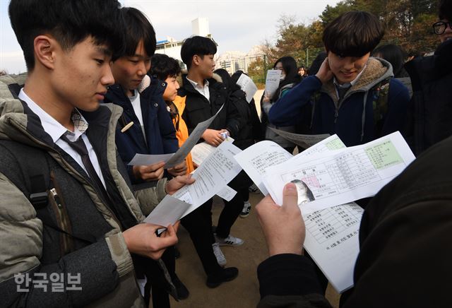 2018학년도 대학수학능력시험 예비소집일인 지난해 11월 22일 오후 경북 포항시 이동고등학교에서 수험생들이 수험표와 지진대피요령 등이 담긴 수험생 유의사항 안내문을 전달받고 있다. 포항=류효진 기자