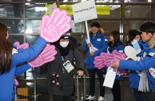 7일 오후 강원도 강릉역에서 한국방문위원회 미소국가대표들이 평창동계올림픽을 맞아 강릉역을 찾은 외국인에게 환대캠페인을 벌이고 있다. 연합뉴스