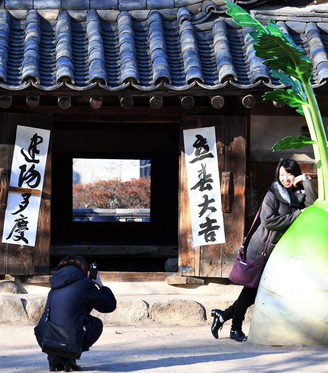 경복궁 민속박물관에서 일본 관광객들이 입춘첩을 배경으로 사진을 찍고 있다.