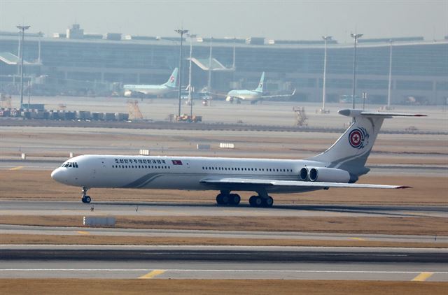 평창동계올림픽 북한 고위급 대표단을 태운 전용기가 9일 인천국제공항 제1여객청사 활주로로 착륙하고 있다. 신상순 선임기자