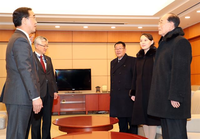 조명균 통일부 장관(왼쪽)이 9일 인천공항 귀빈실에서 김영남 최고인민회의 상임위원장(오른쪽 부터), 김여정 당 중앙위원회 제1부부장, 최휘 국가체육지도위원장을 영접하고 있다. 연합뉴스