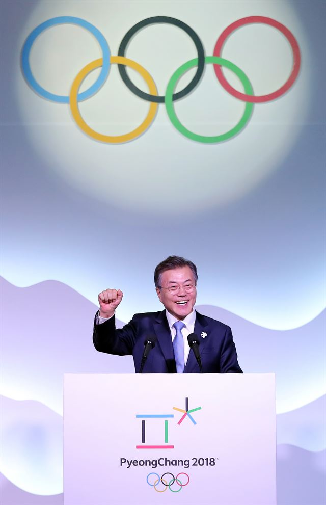 문재인 대통령이 지난 5일 오후 강원도 강릉 세인트존스호텔에서 열린 IOC 위원 소개행사에서 환영사 중 "아리아리"라고 구호를 외치고 있다. 연합뉴스