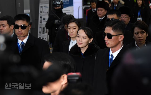 북한 김정은 위원장의 동생인 김여정 노동당 중앙위 제1부부장이 9일 오후 2018 평창동계올림픽 개막식 참석을 위해 강원도 평창 진부역에서 내려 이동하고 있다. 서재훈기자 spring@hankookilbo.com