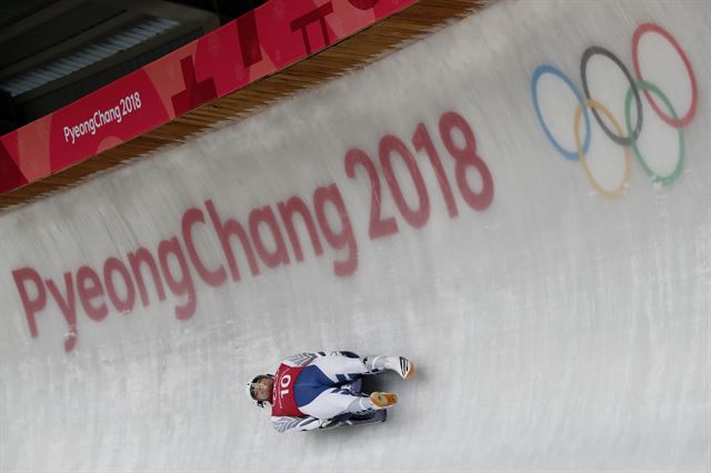 '2018 평창 동계올림픽' 이 개막하는 날을 맞은 9일 강원도 평창군 슬라이딩센터에서 훈련 중인 대한민국 루지 남자 대표 임남규가 힘차게 질주하고 있다. AP 연합뉴스