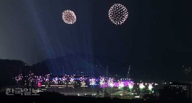 9일 오후 강원도 평창 올림픽스타디움에서 열린 2018 평창동계올림픽 개막식에서 대회 시작을 알리는 불꽃놀이가 펼쳐지고 있다. 서재훈기자