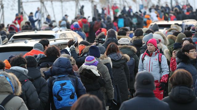 관람객들이 9일 평창 동계올림픽 개회식장으로 입장하고 있다. 평창=연합뉴스