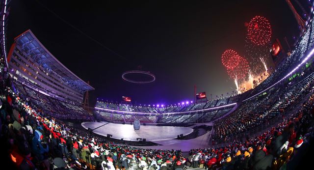 9일 2018평창 동계 올림픽 개막식이 열리고 있는 강원도 평창군 평창 동계올림픽 메인스타디움에서 불꽃이 올라가고 있다. 평창=김주영기자