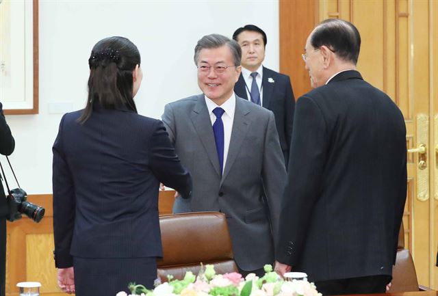 문재인 대통령이 10일 오전 청와대에서 김정은 북한 노동당 위원장의 여동생 김여정 노동당 중앙위 제1부부장과 접견에 앞서 인사를 나누고 있다. 연합뉴스