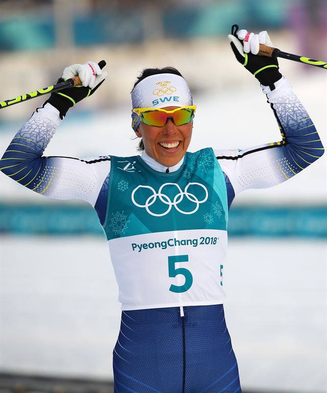 스웨덴의 샬로테 칼라가 10일 강원도 평창 알펜시아 크로스컨트리센터에서 열린 여자 7.5km+7.5km 스키애슬론 경기에 출전해 1위로 결승선을 통과한 뒤 환호하고 있다. 평창=연합뉴스