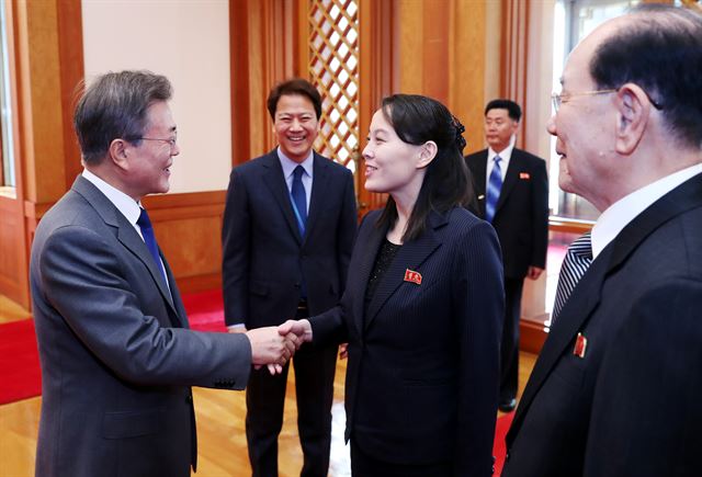 문재인 대통령이 10일 오전 청와대를 방문한 김정은 북한 노동당 위원장의 여동생 김여정 노동당 중앙위 제1부부장과 접견에 앞서 인사를 나누고 있다.청와대사진기자단