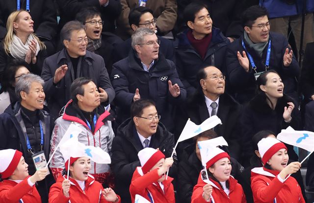 문재인 대통령 내외가 북한 김정은 국무위원장의 특사 자격으로 방남한 김여정 중앙위원회 제1부부장, 북한 김영남 최고인민회의 상임위원장, 토마스 바흐 IOC 위원장 등 참석자들과 10일 오후 강원도 강릉 관동하키센터에서 열린 2018 평창동계올림픽 여자 아이스하키 B조 조별리그 1차전 남북단일팀과 스위스의 경기를 응원하고 있다. 연합뉴스