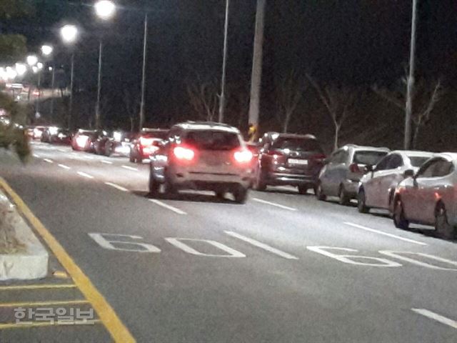 [저작권 한국일보]11일 새벽 경북 포항에서 규모 4.6의 지진이 발생한 후 포항 북구 장량동 한 도로에 차량이 길게 줄 지어 있다. 독자제공