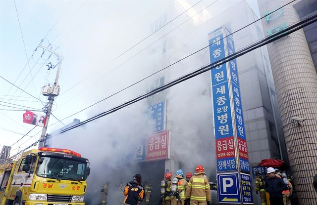 지난달 26일 오전 밀양세종병원에서 화재가 발생해 출동한 소방대원들이 구조작업을 하고 있다. 경남신문 제공