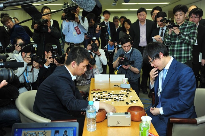 일본 바둑계 간판인 이야마 유타(오른쪽) 9단이 지난 8일 일본 도쿄 일본기원에서 열린 ‘제22회 LG배 조선일보 기왕전’ 3번기(3전2선승제) 마지막 대국에서 중국의 신예기사인 셰얼하오(20) 5단에게 226수만에 불계패를 선언하고 취재진 앞에서 복기를 진행하고 있다. 한국기원 제공