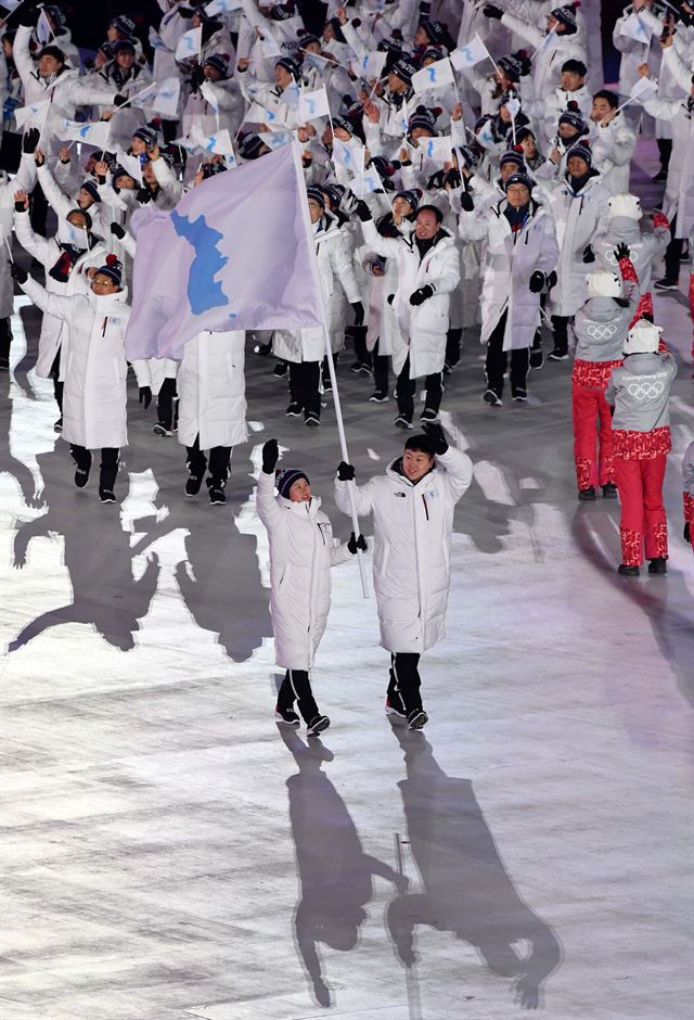 [공동 01] 강원 평창올림픽스타디움에서 열린 2018평창동계올림픽 개막식에서 남북 선수와 임원들이 한반도기를 들고 공동입장하고 있다. 평창=김주영기자 /2018-02-09(한국일보)