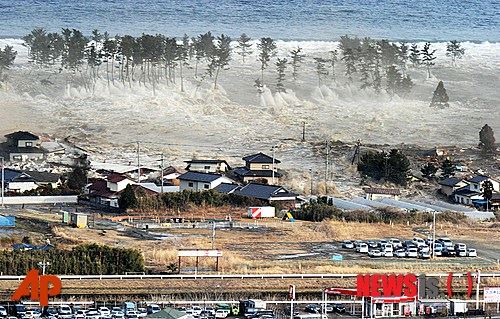 2011년 3월11일 동일본대지진 발생 당시 거대한 쓰나미가 미야기현 나토리 해안을 덮치고 있다.【미야기현=AP/뉴시스】