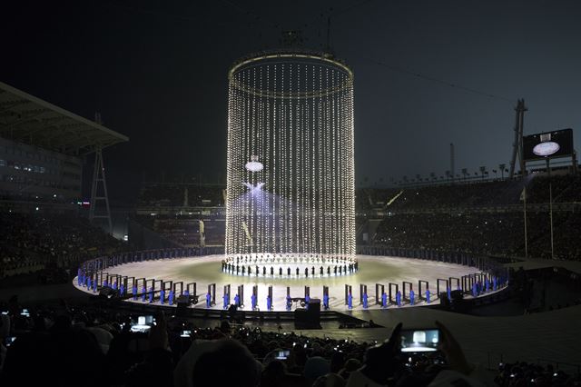 9일 열린 ‘2018 평창겨울올림픽’ 개회식은 기술을 바탕으로 한국의 전통과 현재를 조화롭게 구현했다는 호평을 받았다. 평창올림픽스타디움에서 공연된 ‘모두를 위한 미래’. 평창=김주영기자