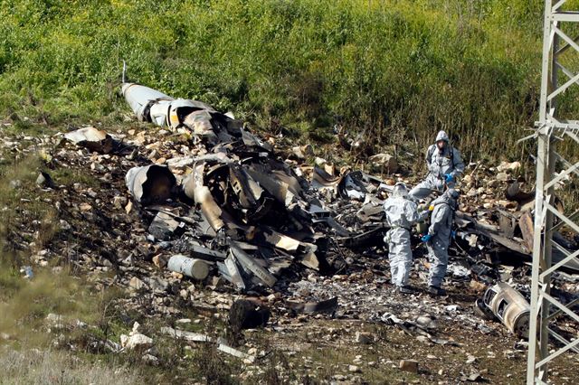 이스라엘 군용기 F-16이 시리아 미사일에 맞아 이스라엘 북부 제즈릴 계곡에 추락한10일 이스라엘 군 관계자들이 추락 현장을 살펴보고 있다. 이스라엘=AFP 연합뉴스